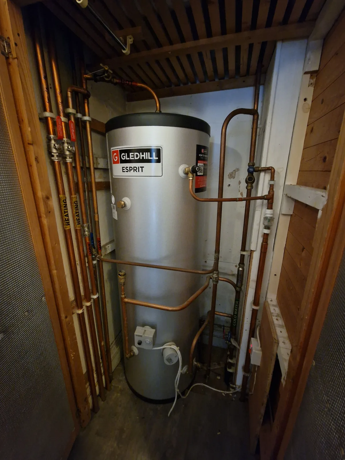 New Gledhill Esprit unvented hot water cylinder with copper pipework installed by Fireflow